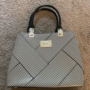 Serenade Beverly Hills Collection all Leather purse.